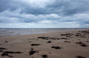 Bulutlar bulutlu bir gökyüzünde Baltık Denizi 'nin kumlu sahillerinde Jurmala' da