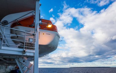 Modern bir kargo ve yolcu feribotunda cankurtaran sandalları.