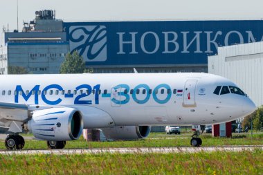 30 Ağustos 2019. Zhukovsky, Rusya. Uluslararası Havacılık ve Uzay Salonu MAKS 2019 'da orta menzilli Rus yolcu uçağı Irkut MC-21 vaat ediyor..