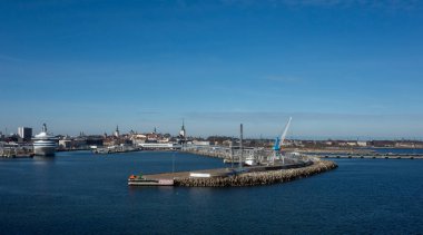 23 Nisan 2019, Tallinn, Estonya. Tallink Silja Europa 'nın Tallinn limanındaki Estonya nakliye gemisinin hızlı yolcu ve araç feribotu.