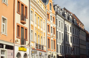 26 Nisan 2018 Riga, Letonya. Riga 'daki Eski Kasabanın dar sokaklarında renkli evler.