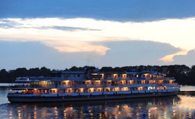 Uglich 'teki Volga Nehri' nde yolcu gemisi..