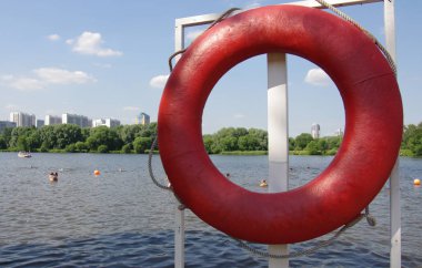 Gölün kıyısındaki kırmızı can simidi