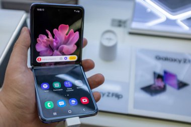 22 Şubat 2020, Moskova, Rusya. Katlanan ekranlı yeni akıllı telefon mağaza tezgahında Samsung Galaxy Z Çevir.