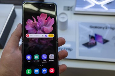 22 Şubat 2020, Moskova, Rusya. Katlanan ekranlı yeni akıllı telefon mağaza tezgahında Samsung Galaxy Z Çevir.