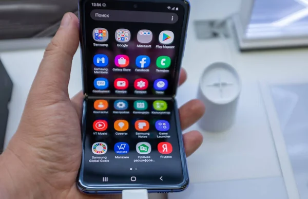 22 Şubat 2020, Moskova, Rusya. Katlanan ekranlı yeni akıllı telefon mağaza tezgahında Samsung Galaxy Z Çevir.