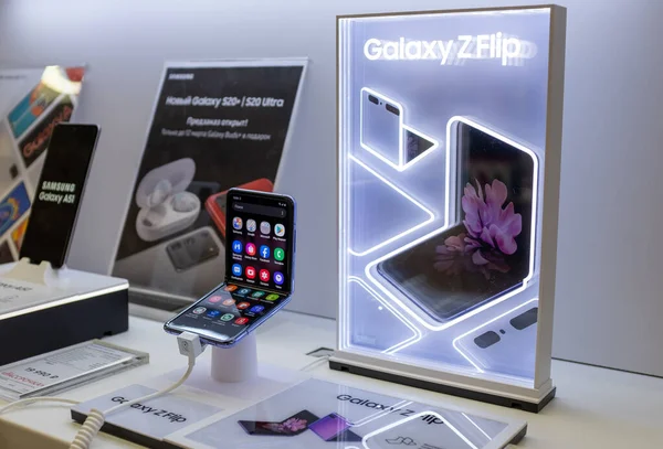 22 Şubat 2020, Moskova, Rusya. Katlanan ekranlı yeni akıllı telefon mağaza tezgahında Samsung Galaxy Z Çevir.