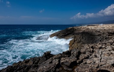 Kıbrıs adasının kuzeybatısındaki Akamas Yarımadası 'ndaki Akdeniz kıyısında dalgalar çarpışıyor.