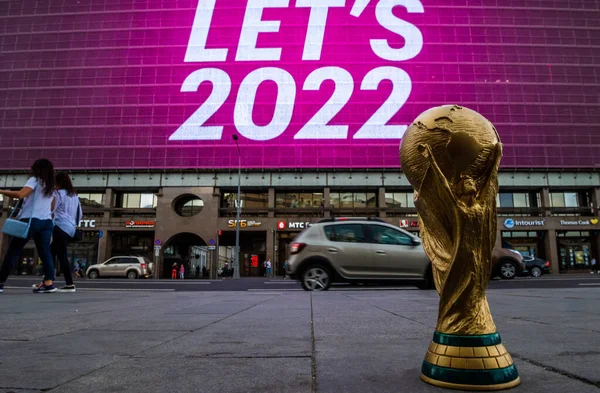 2019 러시아 모스크바 카타르에서 예정인 월드컵 2022의 로고에 트로피의 복사본이 — 스톡 사진