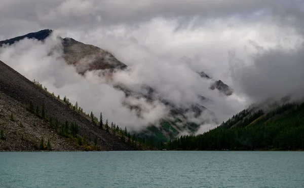 Jezioro Shavlinskoye Republice Altai Tle Szczytów Górskich Okrytych Mgłą — Zdjęcie stockowe