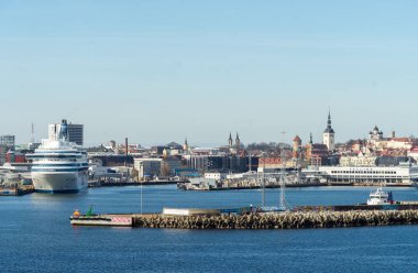 23 Nisan 2019, Tallinn, Estonya. Tallink Silja Europa 'nın Tallinn limanındaki Estonya nakliye gemisinin hızlı yolcu ve araç feribotu.