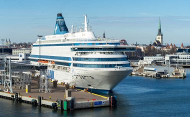 23 Nisan 2019, Tallinn, Estonya. Tallink Silja Europa 'nın Tallinn limanındaki Estonya nakliye gemisinin hızlı yolcu ve araç feribotu.