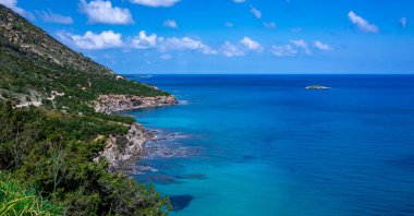 Kıbrıs adasının kuzeybatısındaki Akamas Yarımadası üzerinde Akdeniz 'in yeşil dağlık kıyıları.