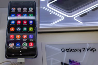 22 Şubat 2020, Moskova, Rusya. Katlanan ekranlı yeni akıllı telefon mağaza tezgahında Samsung Galaxy Z Çevir.