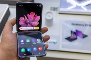 22 Şubat 2020, Moskova, Rusya. Katlanan ekranlı yeni akıllı telefon mağaza tezgahında Samsung Galaxy Z Çevir.