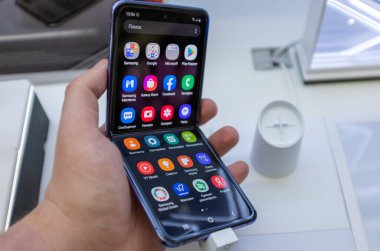 22 Şubat 2020, Moskova, Rusya. Katlanan ekranlı yeni akıllı telefon mağaza tezgahında Samsung Galaxy Z Çevir.