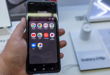 22 Şubat 2020, Moskova, Rusya. Katlanan ekranlı yeni akıllı telefon mağaza tezgahında Samsung Galaxy Z Çevir.