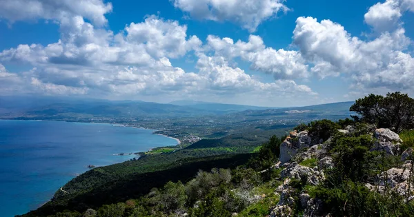 Kıbrıs Adasının Kuzeybatısındaki Akamas Yarımadası Üzerinde Akdeniz Yeşil Dağlık Kıyıları — Stok fotoğraf