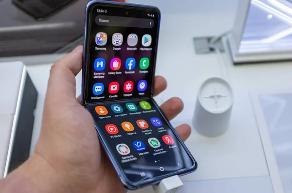 22 Şubat 2020, Moskova, Rusya. Katlanan ekranlı yeni akıllı telefon mağaza tezgahında Samsung Galaxy Z Çevir.