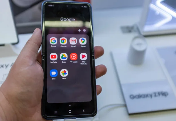 Februar 2020 Moskau Russland Neues Klapp Smartphone Mit Klappbildschirm Samsung — Stockfoto