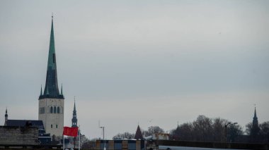 Tallinn 'deki eski kasaba ve St. Olaf Kilisesi manzarası
