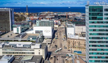 21 Nisan 2018 Tallinn, Estonya. Tallinn 'deki modern kamaraların ve binaların gözlem güvertesinden görüntü.