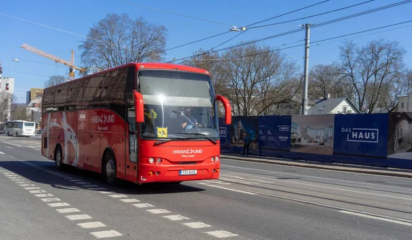 Abril 2018 Tallin Estonia Autobús Rojo Con Una Señal Información —  Fotos de Stock