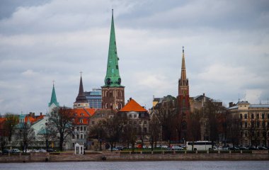24 Nisan 2018 Riga, Letonya. Riga 'daki Eski Şehir manzarası Daugava Nehri' nin karşı kıyısından..