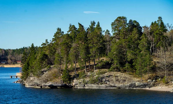 Baltık Denizi Ndeki Stockholm Takımadasının Konut Adasında Geleneksel Falun Kırmızısına — Stok fotoğraf