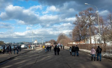 17 Şubat 2019, Moskova, Rusya. Moskova 'daki Gorky Parkı' ndaki Pushkinskaya toprak setinden geçenler.
