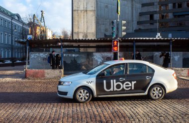 19 Şubat 2019, Moskova, Rusya. Moskova 'daki bir yaya geçidinin kaldırım taşları üzerinde Uber taksi şirketi..