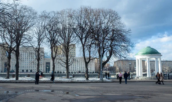 Februari 2019 Moskow Rusia Passers Pada Tanggul Pushkinskaya Taman Gorky — Stok Foto