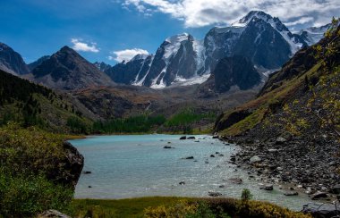 Altai Cumhuriyeti 'nin karlı zirvelerinin arka planında Dağ Gölü.