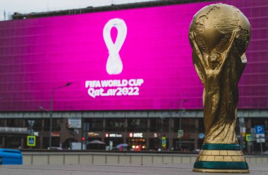 4 Eylül 2019, Moskova, Rusya. 2022 FIFA Dünya Kupası kupasının arka planındaki kupa kupasının kopyası, Katar 'da şehir merkezinde dev bir ekranda düzenlenecek..