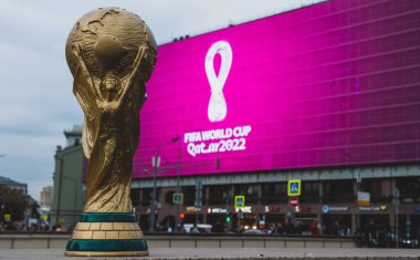 4 Eylül 2019, Moskova, Rusya. 2022 FIFA Dünya Kupası kupasının arka planındaki kupa kupasının kopyası, Katar 'da şehir merkezinde dev bir ekranda düzenlenecek..