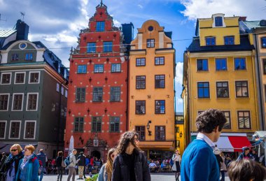22 Nisan 2018, Stockholm, İsveç. Yoldan geçenler Stockholm sokaklarından birinde.