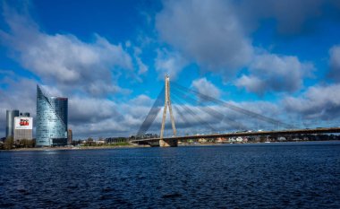 26 Nisan 2018 Riga, Letonya. Riga 'daki Daugava Nehri üzerindeki kablolu köprü..