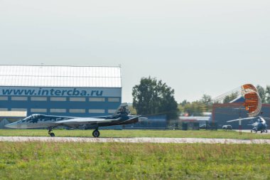 30 Ağustos 2019. Zhukovsky, Rusya. Beşinci nesil, çok işlevli Rus avcı uçağı Sukhoi Su-57 'nin Uluslararası Havacılık ve Uzay Salonu MAKS 2019' da paraşütü açık..