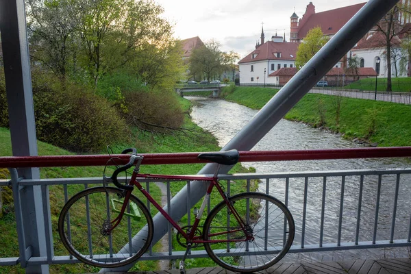 Vélo Route Sur Rampe Une Passerelle Piétonne Dessus Une Rivière — Photo