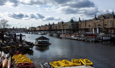 22 Nisan 2018, Stockholm, İsveç. Stockholm 'ün merkezinde yat ve katamaranlar için Marina.