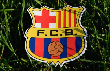 6 Eylül 2019 İstanbul, Türkiye. İspanyol futbol kulübü Barcelona 'nın futbol sahasının yeşil çimlerinin üzerindeki amblemi..