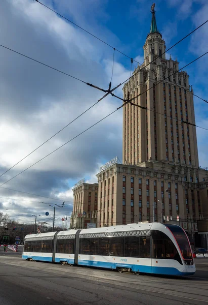 2019年4月1日 俄罗斯莫斯科 位于莫斯科三个车站广场的Leningradskaya酒店大楼背景的电车 — 图库照片