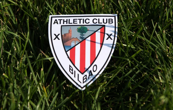 6 Eylül 2019 İstanbul, Türkiye. İspanyol futbol kulübü Athletic Bilbao 'nun futbol sahasındaki yeşil çimlerin üzerindeki amblemi..