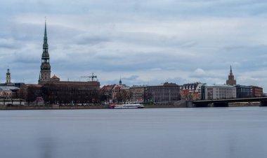 Riga 'daki Eski Şehir manzarası Daugava Nehri' nin karşı kıyısından..