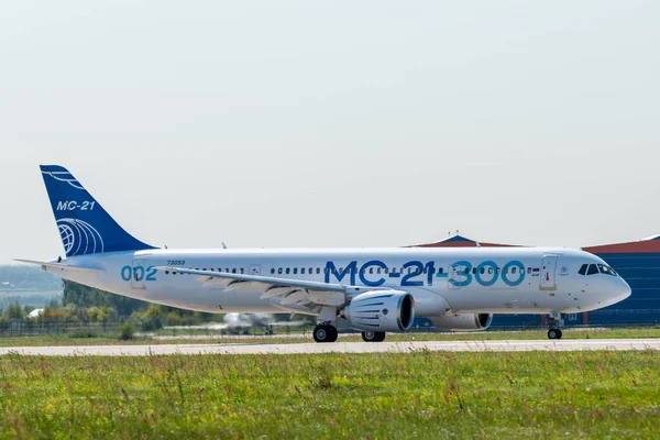 30 Ağustos 2019. Zhukovsky, Rusya. Uluslararası Havacılık ve Uzay Salonu MAKS 2019 'da orta menzilli Rus yolcu uçağı Irkut MC-21 vaat ediyor..
