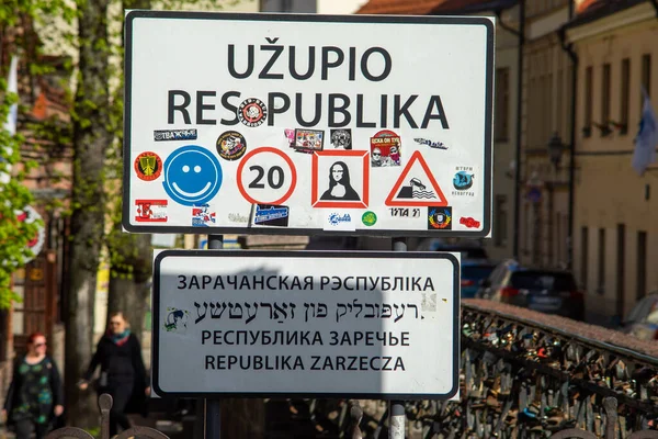 27 Nisan 2018 Vilnius, Litvanya. Vilnius 'taki Uzupis bölgesinin girişindeki bilgi afişi..