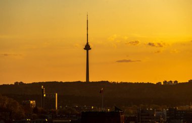 Güneşin batışına karşı Vilnius TV kulesinin silueti.