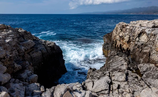 Olas Estrellan Costa Rocosa Del Mar Mediterráneo Península Akamas Noroeste — Foto de Stock