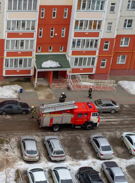 Пожежний Двигун Дворі Багатоповерхового Житлового Будинку Взимку — стокове фото