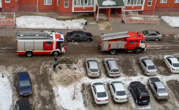 Пожежний Двигун Дворі Багатоповерхового Житлового Будинку Взимку — стокове фото